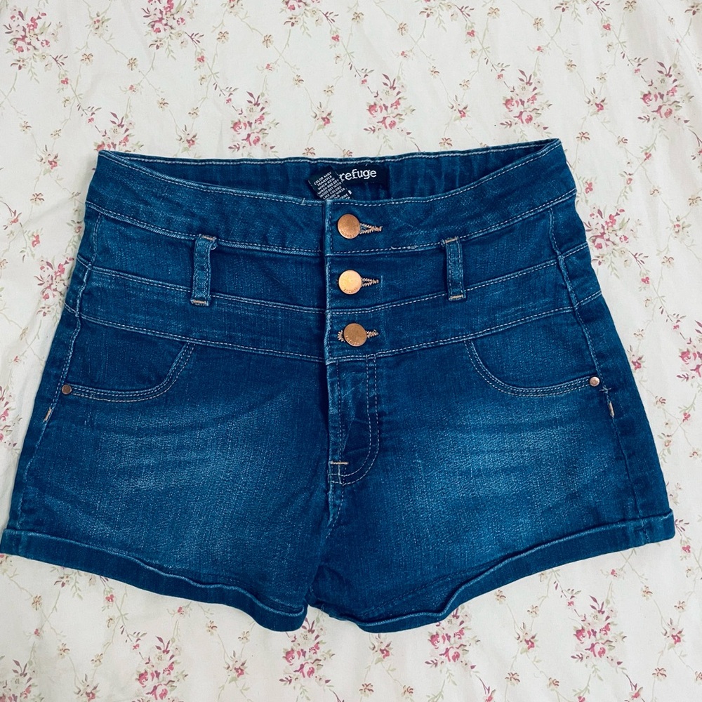 Refuge - Jean short shorts. Three buttons!